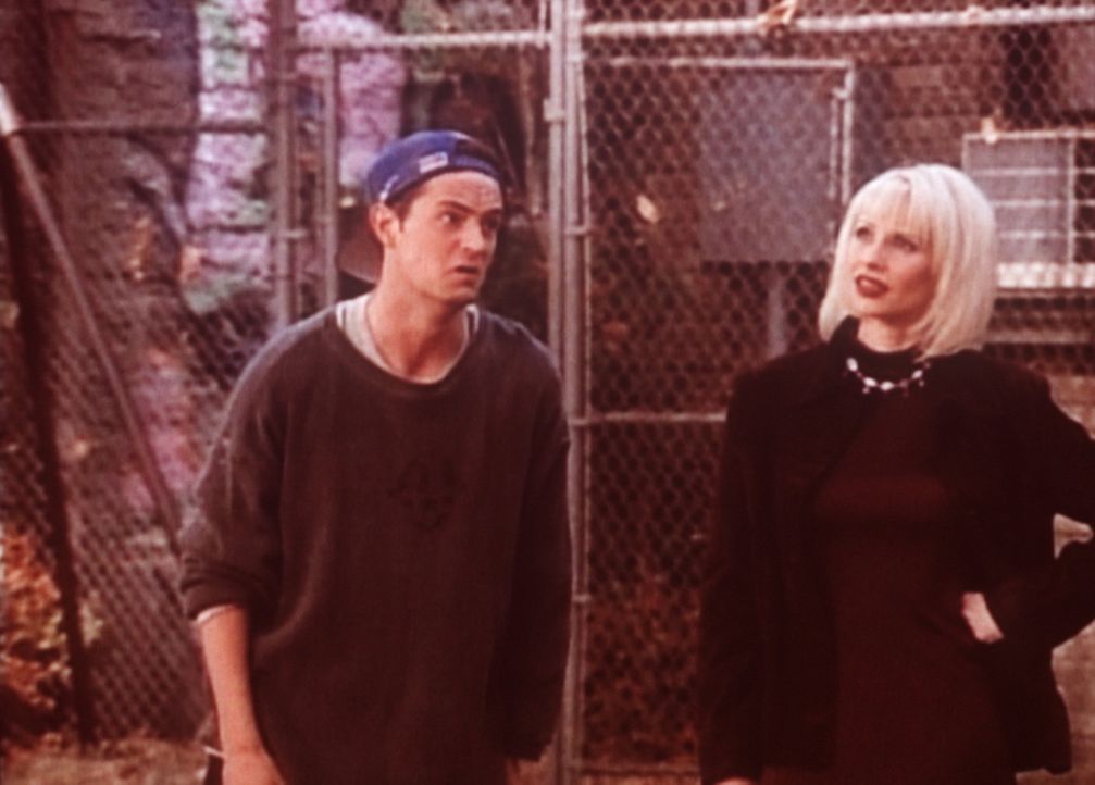 Chandler (Matthew Perry, l.) möchte die junge Dame näher kennen lernen; leider steht ihm Joey dabei im Weg. - Bildquelle: TM+  2000 WARNER BROS.