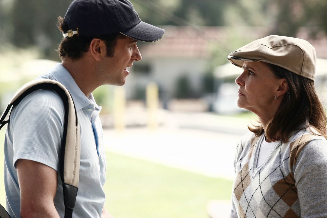 Kevin (Matthew Rhys, l.) ist mit Nora (Sally Field, r.) beim Golfspielen und amüsiert sich dabei nicht besonders. Plötzlich erblickt Nora ein gro - Bildquelle: Disney - ABC International Television