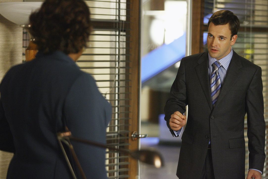 Kann er auch diesmal mit ihrer Unterstützung rechnen? Eli (Jonny Lee Miller, r.) bittet seine Sekretärin Patti (Loreatta Devine, l.) um Hilfe ... - Bildquelle: Disney - ABC International Television