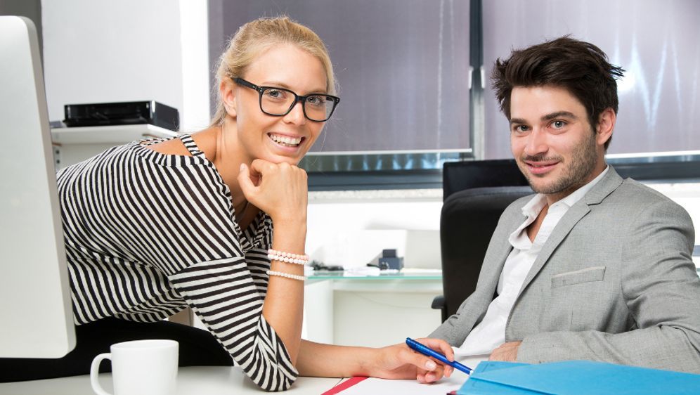 Flirten am Arbeitsplatz und im Büro: Was Du beachten musst!