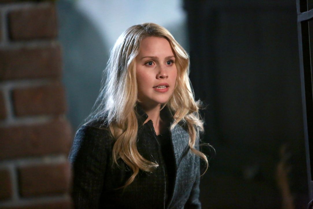 Rebekah hat Angst vor Klaus - Bildquelle: Warner Bros. Entertainment Inc.