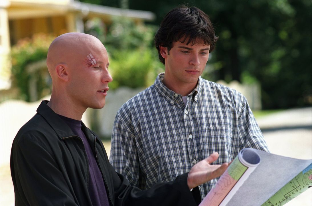 Lex (Michael Rosenbaum, l.) und Clark (Tom Welling, r.) erkennen, dass nach dem verheerenden Tornado in Smallville nichts mehr so ist, wie es war ... - Bildquelle: Warner Bros.