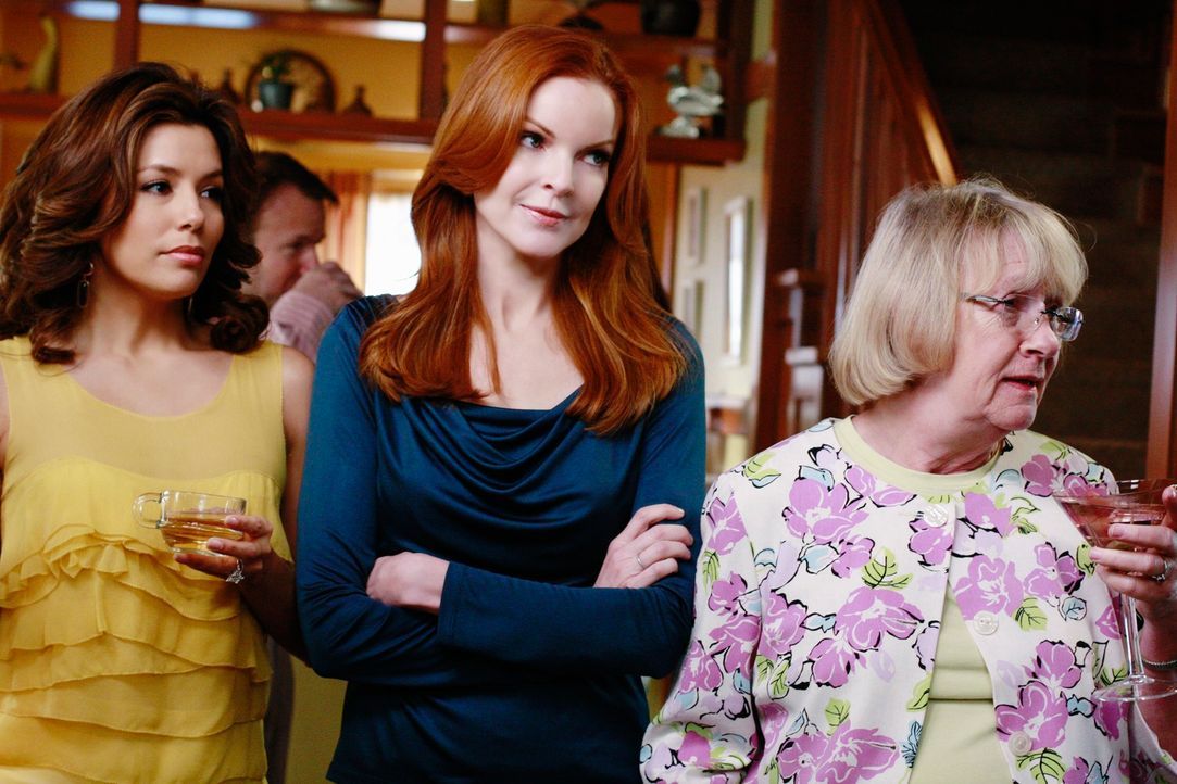 Sind überrascht, als Susan zu Katherines Einweihungsparty auftaucht: Bree (Marcia Cross, M.), Gabrielle (Eva Longoria, l.) und Karen McCluskey (Kath... - Bildquelle: ABC Studios