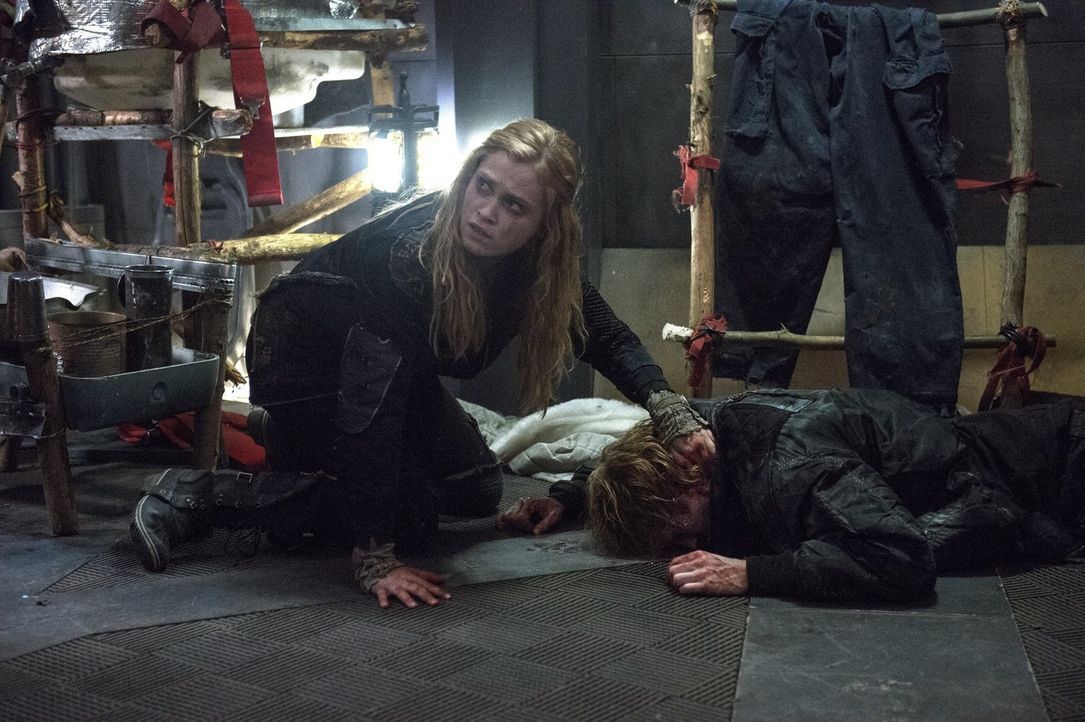 Ist es bereits zu spät, als Clarke (Eliza Taylor) erkennt, was Murphy mit ins Lager gebracht hat? - Bildquelle: Warner Brothers