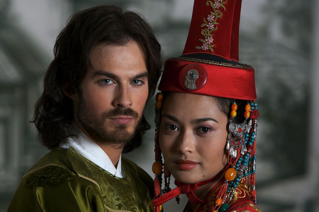 Marco Polo (Ian Somerhalder, l.) und seine schöne Kurtisane (Desiree Ann Siahaan, r.). - Bildquelle: 2006 RHI Entertainment Distribution, LLC