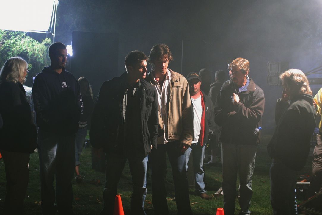 Bei den Dreharbeiten zu "Supernatural" ... - Bildquelle: Warner Bros. Television