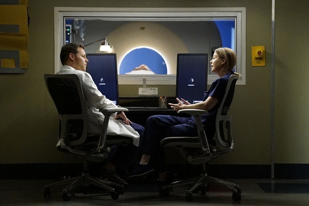 Während Meredith (Ellen Pompeo, r.) sich damit auseinandersetzen muss, dass Owen und Amelia ein Paar sind, muss Alex (Justin Chambers, l.) erkennen,... - Bildquelle: Kelsey McNeal ABC Studios