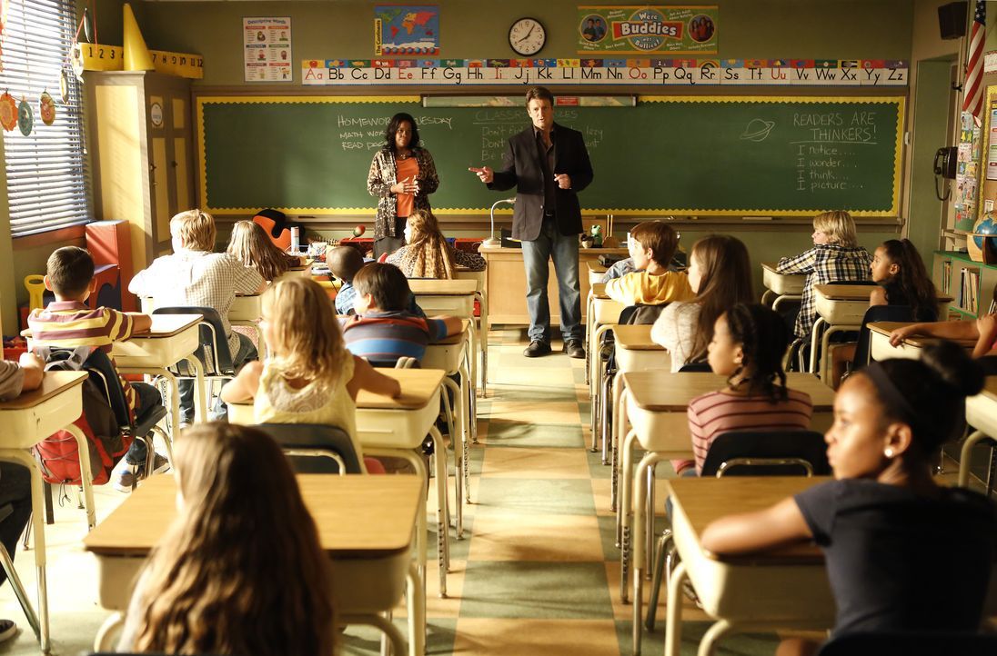 Ermittelt an einer Grundschule und braucht dafür die Unterstützung der Lehrerin Mrs. Ruiz (Michael Hyatt, stehend l.): Richard Castle (Nathan Fillio... - Bildquelle: Nicole Wilder-Shattuck ABC Studios / Nicole Wilder-Shattuck
