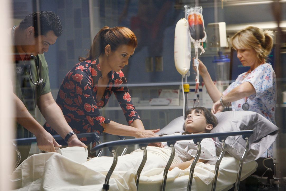 Addison (Kate Walsh, 2.v.l.) versucht alles um Ruby (Hannah Marks, liegend), die eine schlimme Fehlgeburt hatte zu retten ... - Bildquelle: 2007 American Broadcasting Companies, Inc. All rights reserved.