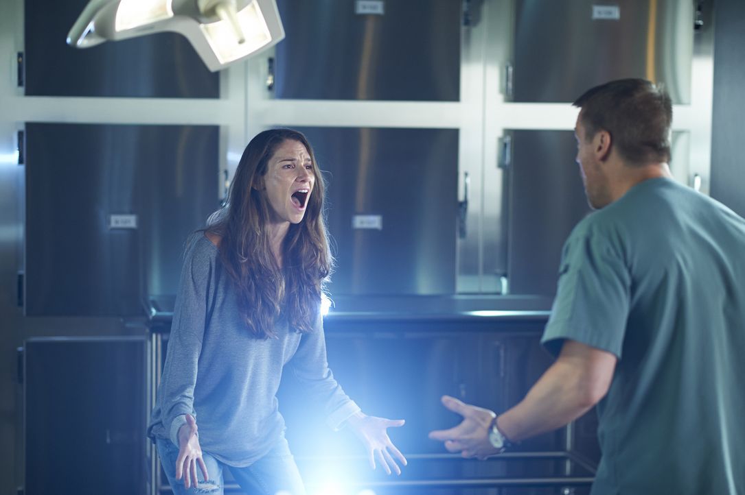 Während sich Charlie (Michael Shanks, r.) um Vida Miranda (Roanna Cochrane, l.) kümmern muss, die bereits zu Lebzeiten glaubte sie wäre tot, taucht... - Bildquelle: Ken Woroner 2014 Hope Zee Three Inc.