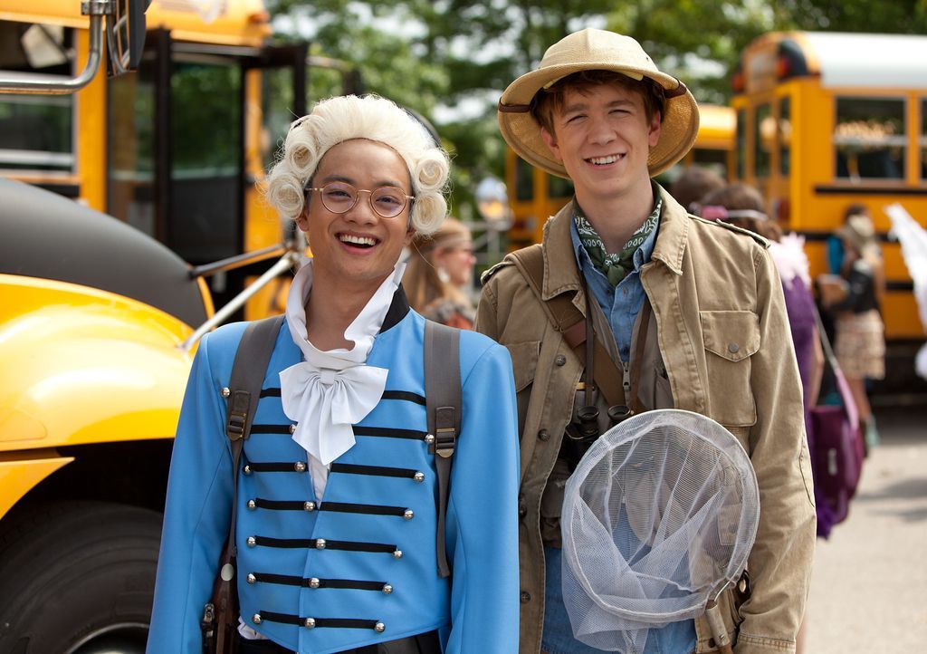 Ausgerechnet mit den zwei größten Losern der Schule, Peng (Osric Chau, l.) und Roosevelt (Thomas Mann, r.), muss Wren schließlich Halloween verbring... - Bildquelle: (2014) Paramount Pictures. All Rights Reserved.