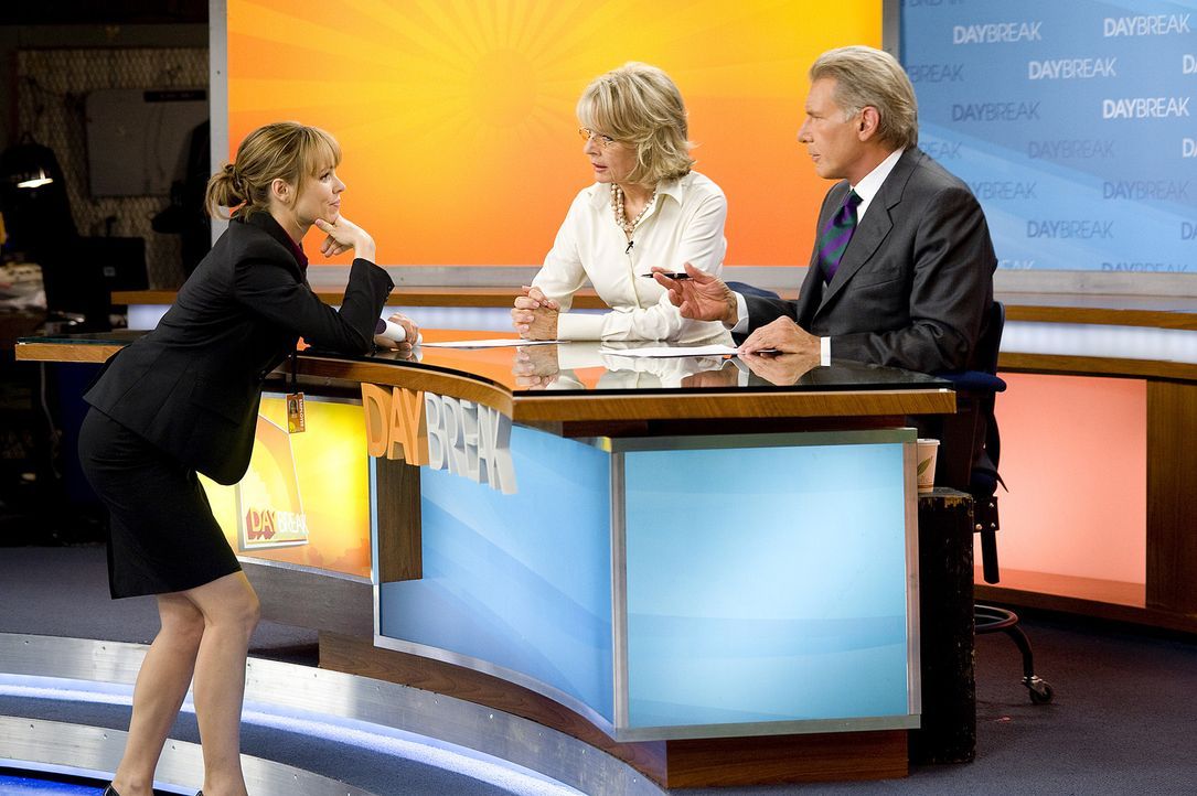 Becky Fuller (Rachel McAdams, l.) versucht zwischen den beiden Streithähnen Mike Pomeroy (Harrison Ford, r.) und Colleen Peck (Diane Keaton, l.) zu... - Bildquelle: 2010 Paramount Pictures.  All rights reserved.