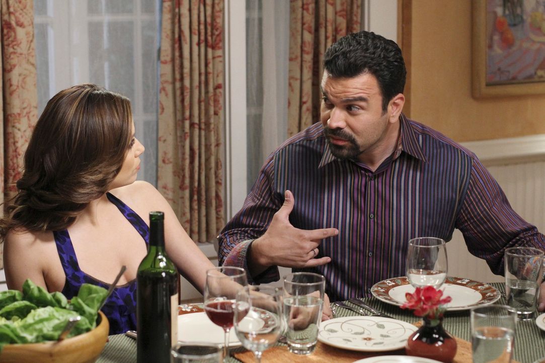 Gabrielle (Eva Longoria, l.) und Susan finden heraus, dass Carlos (Ricardo Antonio Chavira, r.) und Mike ein Geheimnis vor ihnen haben. natürlich la... - Bildquelle: ABC Studios