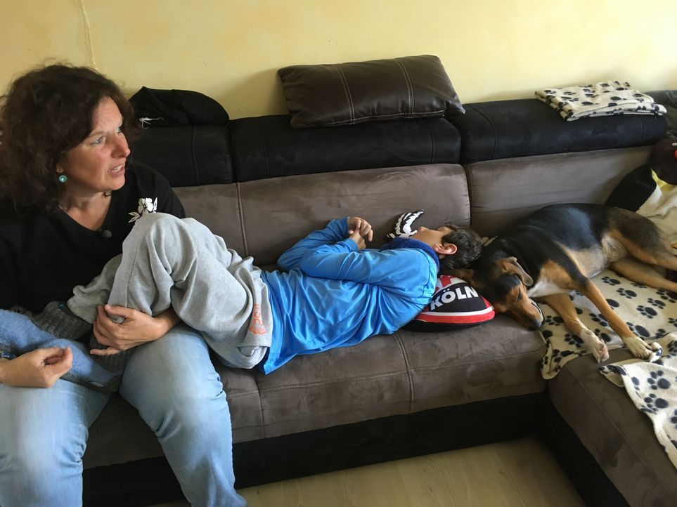 Seit seiner Geburt ist der schwer mehrfachbehinderte David (r.) rund um die Uhr auf die Betreuung seiner Eltern angewiesen. Seine Mutter Heike Glowa... - Bildquelle: SAT.1