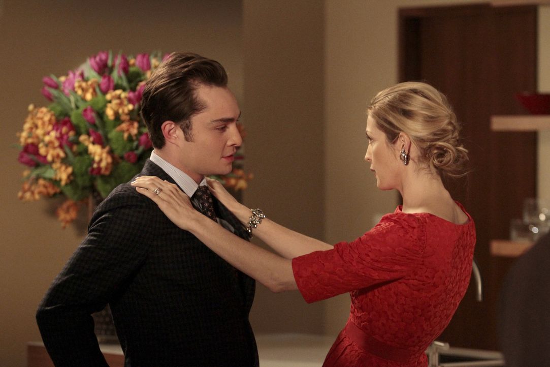 Zwischen ihnen herrscht eisige Stimmung: Chuck (Ed Westwick, l.) und Lily (Kelly Rutherford, r.) ... - Bildquelle: Warner Bros. Television