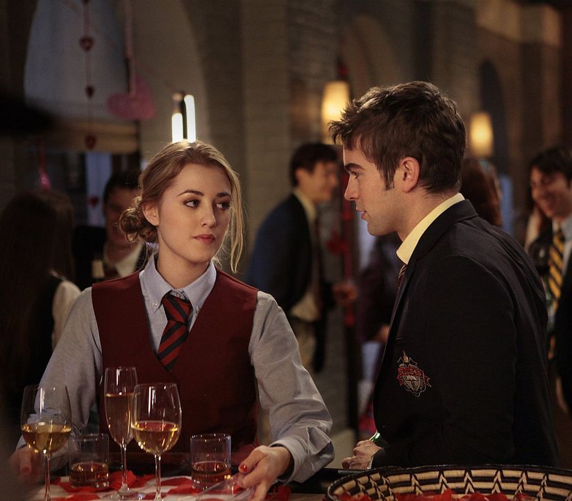 Nate (Chace Crawford, r.) ist entschlossen, Lola (Ella Rae Peck, l.) besser kennenzulernen. Da sie jedoch am Valentinstag arbeiten muss, heuert er k... - Bildquelle: Warner Bros. Television