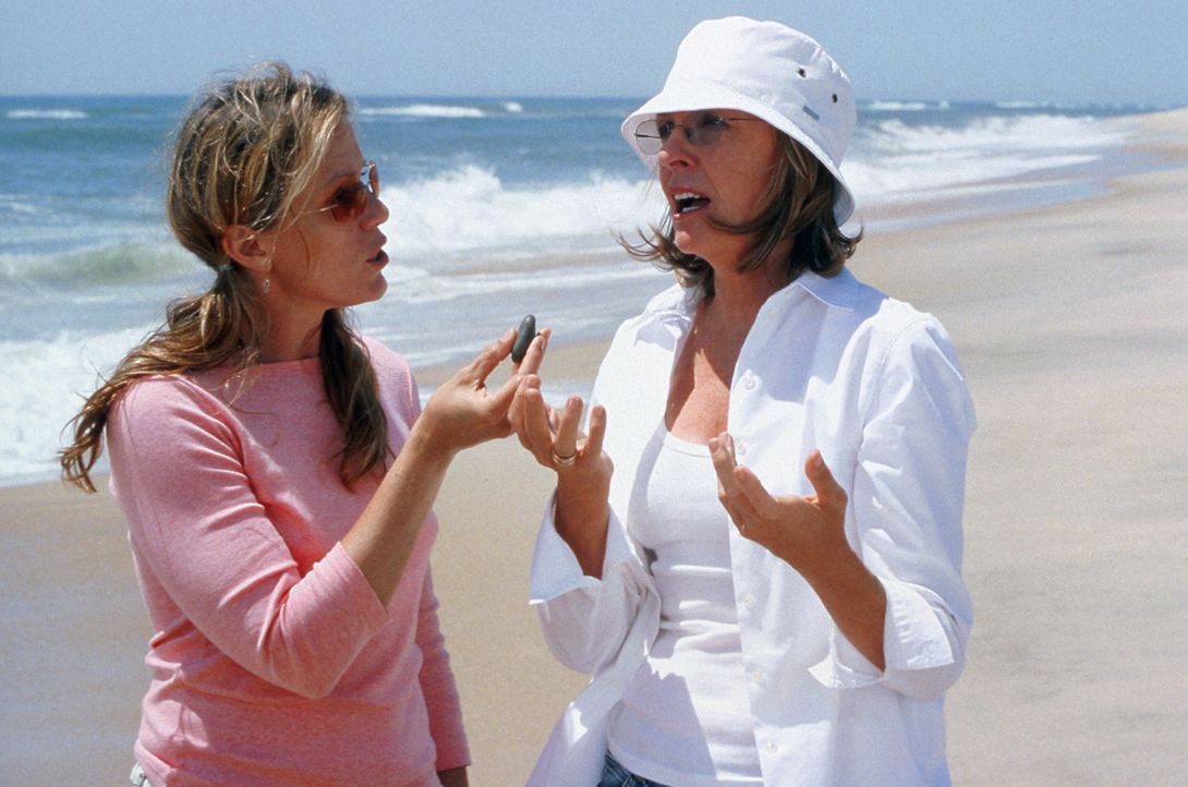 Zoe (Frances McDormand, l.) versucht ihre Schwester Erica (Diane Keaton, r.) zu beruhigen, die total entsetzt über den neuen Freund ihrer Tochter is... - Bildquelle: Warner Bros. Pictures