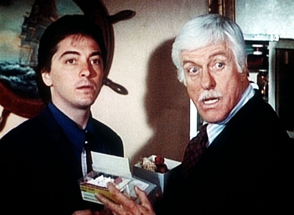 Dr. Sloan (Dick Van Dyke, r.) und Jack (Scott Baio, l.) werden bei den Ermittlungen überrascht. - Bildquelle: Viacom