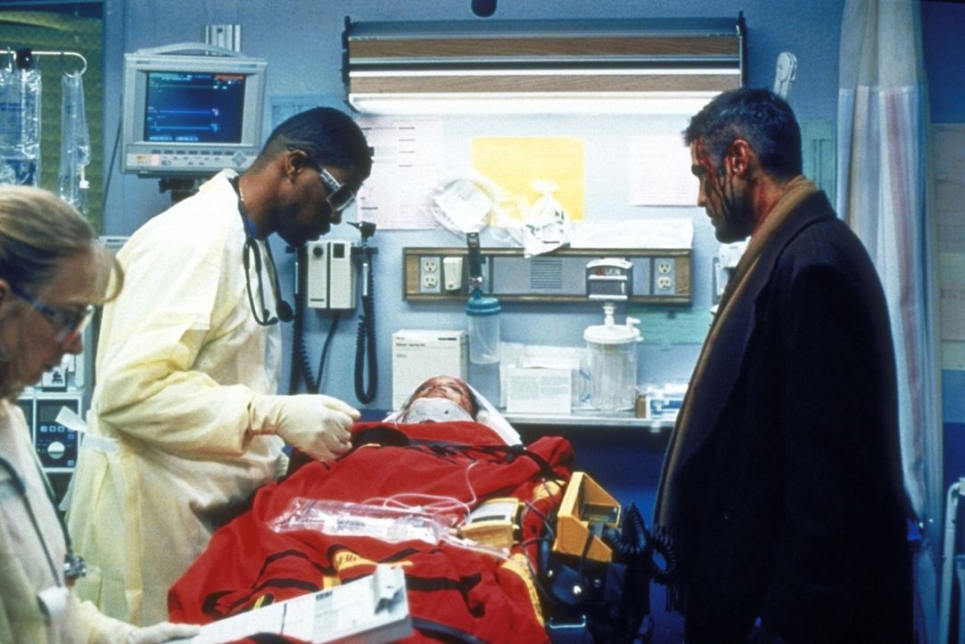 Dr. Ross (George Clooney, r.) würde Dr. Benton (Eriq LaSalle, l.) gerne helfen, die Opfer des Schulbusunfalles zu behandeln, doch die Zeit des Kind... - Bildquelle: TM+  2000 WARNER BROS.