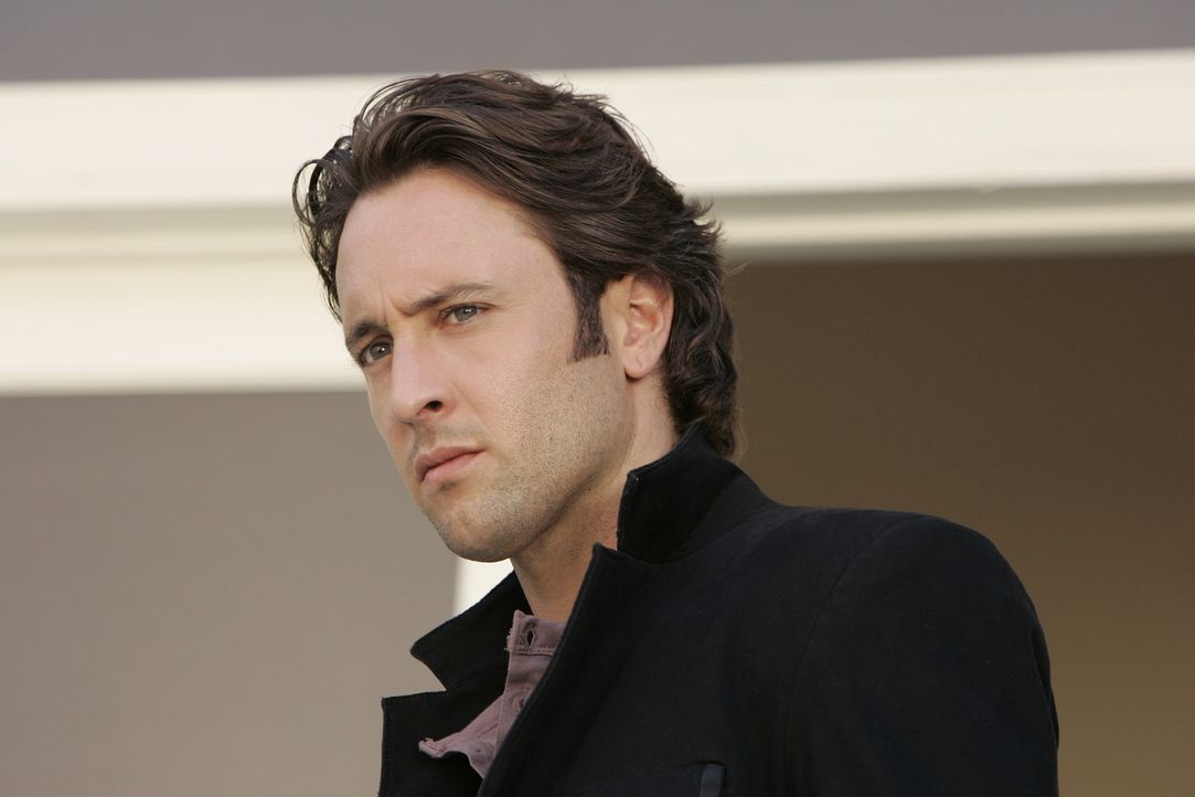 Mick (Alex O'Loughlin) wird um einen heiklen Gefallen gebeten: Beth ersucht den Detektiv, ihr bei der Suche nach ihrem Freund zu helfen ... - Bildquelle: Warner Brothers