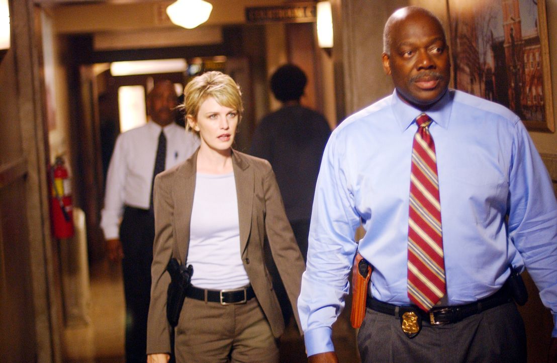 Ein neuer Hauptverdächtiger ist gefunden: Det. Lilly Rush (Kathryn Morris, l.) und Det. Will Jeffries (Thom Barry, r.) eilen zum Verhör ... - Bildquelle: Warner Bros. Television