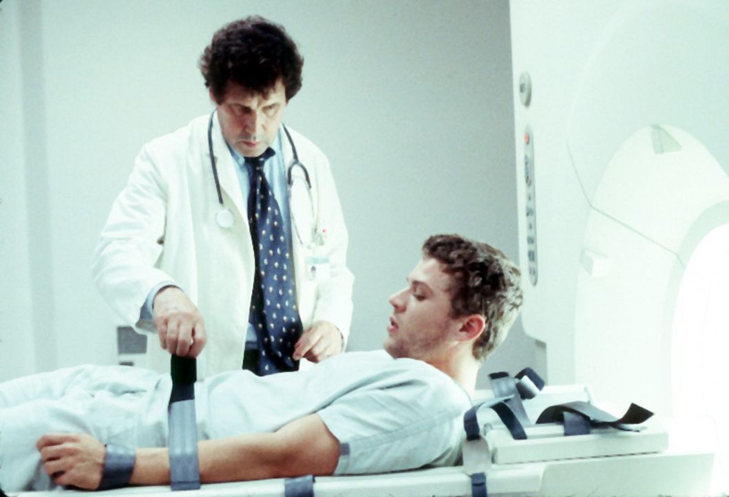 Kaum verpasst ihm Dr. Newborn (Stephen Rea, l.) eine Beruhigungsspritze, dreht die Uhr sich zwei Jahre zurück und Simon (Ryan Phillippe, r.) wacht... - Bildquelle: Miramax Films