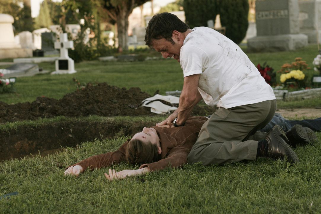 Sydney (Jennifer Garner, l.) wurde in Kuba auf einem Friedhof lebendig begraben. Marshall (Kevin Weisman, r.) fliegt dort hin und spürt den Sarg au... - Bildquelle: Touchstone Television