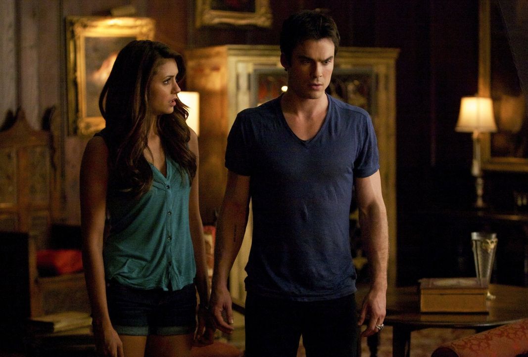 Wie weit würde Damon (Ian Somerhalder, r.) für die Rettung Elenas (Nina Dobrev, l.) gehen? - Bildquelle: Warner Brothers