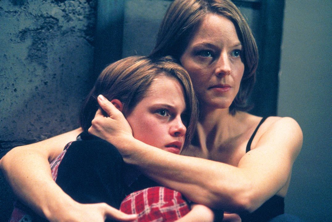 In letzter Sekunde ist Meg (Jodie Foster, r.) und ihrer Tochter Sarah (Kristen Stewart, l.) die Flucht in den "Panic Room" gelungen ... - Bildquelle: © 2003 Sony Pictures Television International. All Rights Reserved