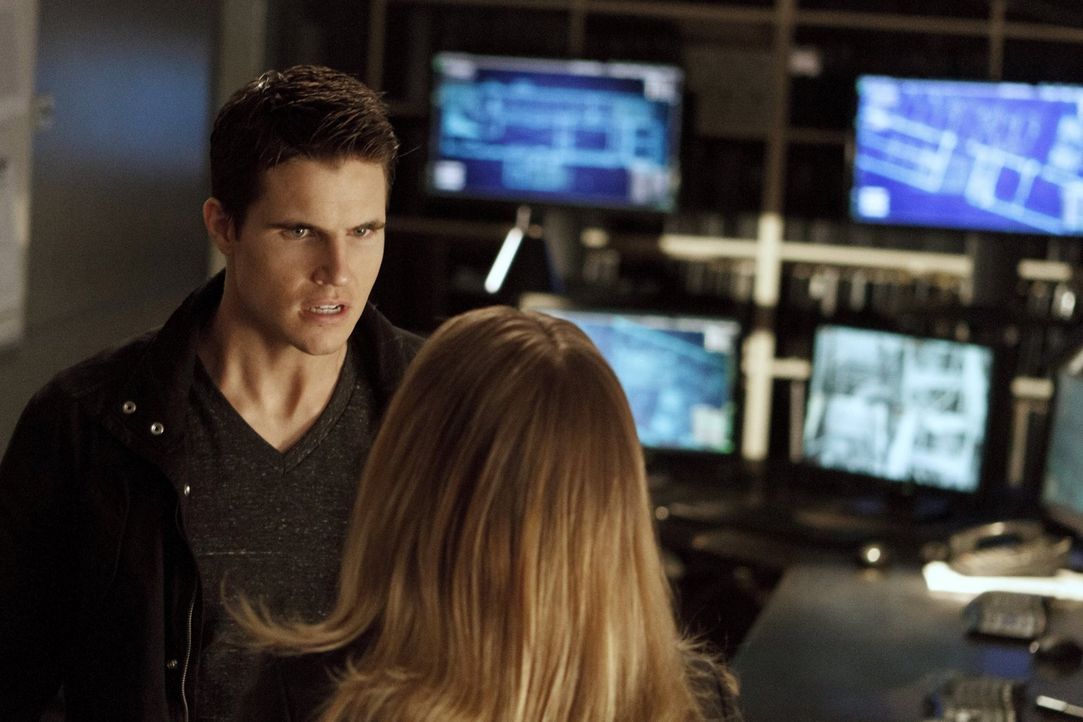 Noch ahnt Stephen (Robbie Amell) nicht, welches Ziel Hillary wirklich erreichen will ... - Bildquelle: Warner Bros. Entertainment, Inc