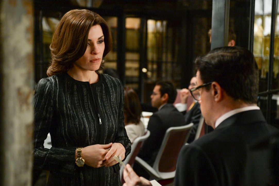 Als Alicia (Julianna Margulies, l.) viel Geld von einem ehemaligen Klienten erbt, steht sehr schnell auch Clarke Hayden (Nathan Lane, r.) auf der Tü... - Bildquelle: David Giesbrecht 2013 CBS Broadcasting Inc. All Rights Reserved.
