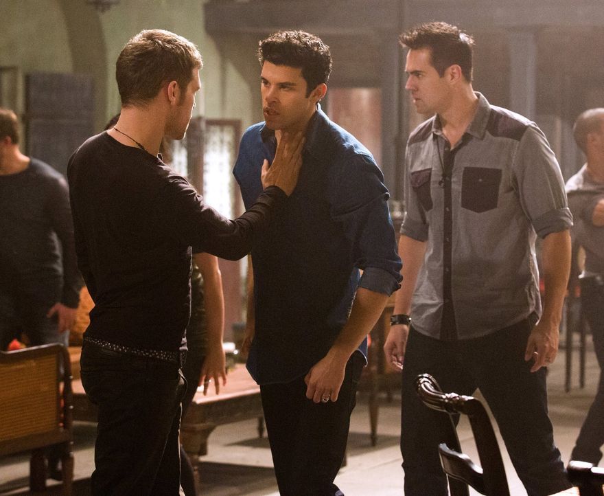 Der Fluch, den Finn auf das Anwesen legt, stellt Klaus (Joseph Morgan, l.), Josh (Steven Krueger, M.) und alle anderen Gefangenen vor große Herausfo... - Bildquelle: Warner Bros. Television