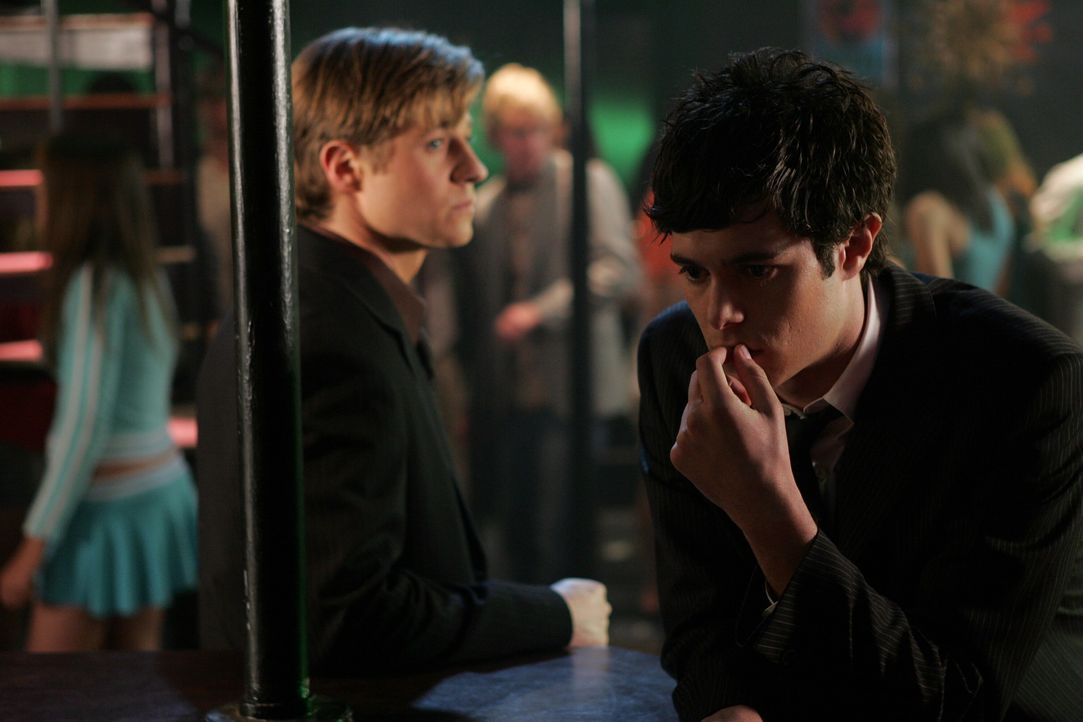 Können nicht fassen, dass Caleb tot ist: Ryan (Benjamin McKenzie, l.) und Seth (Adam Brody, r.) ... - Bildquelle: Warner Bros. Television