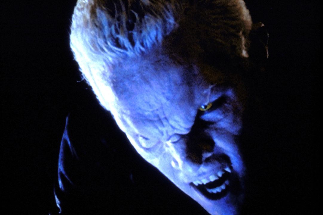 Spike (James Marsters) will die Vampirjägerin umbringen, die hilflos vor ihm liegt. - Bildquelle: TM +   2000 Twentieth Century Fox Film Corporation. All Rights Reserved.