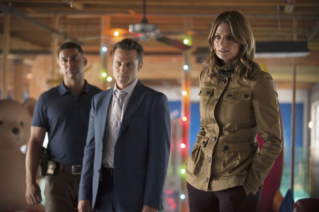 Wollen wissen, warum der CEO eines großen Spielzeugunternehmens sterben musste: Esposito (Jon Huertas, l.), Ryan (Seamus Dever, M.) und Kate (Stana... - Bildquelle: ABC Studios