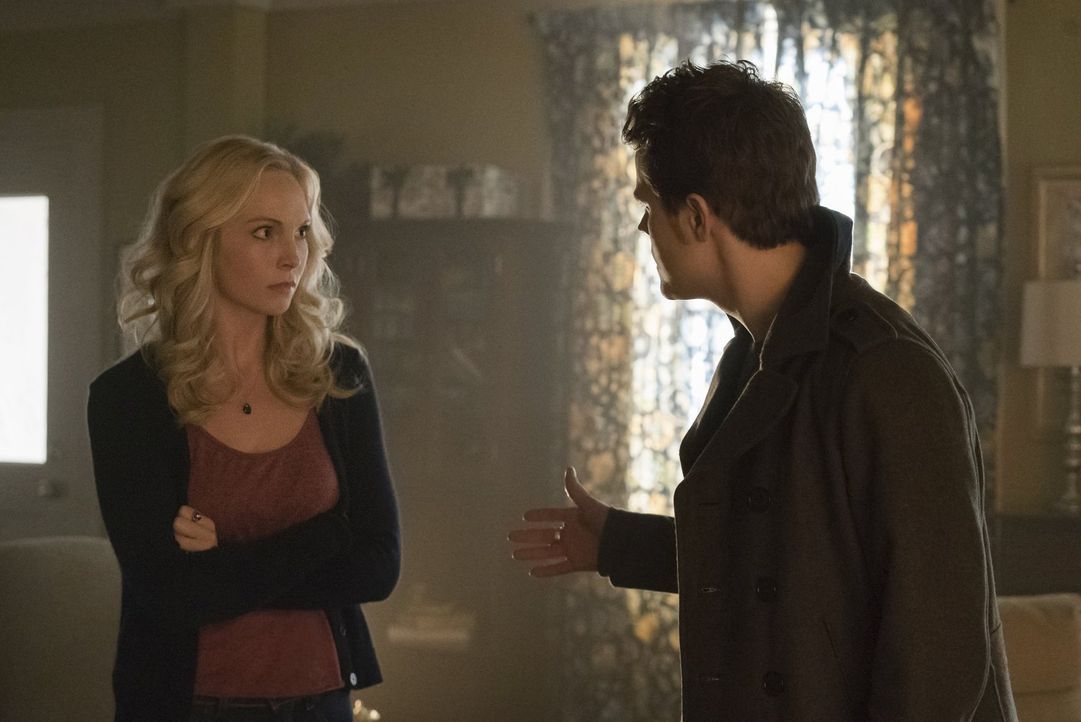 Stefan (Paul Wesley, r.) steht Caroline (Candice Accola, l.) zur Seite, obwohl ihre übereilte Entscheidung drastische Folgen hat ... - Bildquelle: Warner Bros. Entertainment, Inc