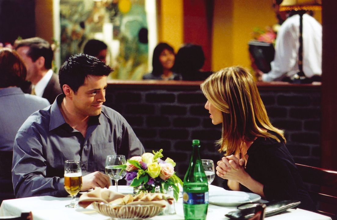 Joey (Matt LeBlanc, l.) und Rachel (Jennifer Aniston, r.) verstehen sich bei ihrem Date überraschend gut ... - Bildquelle: TM+  WARNER BROS.