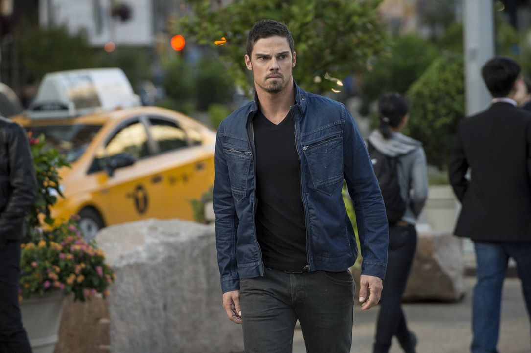 Vincent (Jay Ryan) trifft sich mit einem alten Freund vom Militär, der ein gefährliches Geheimnis hütet ... - Bildquelle: 2013 The CW Network, LLC. All rights reserved.