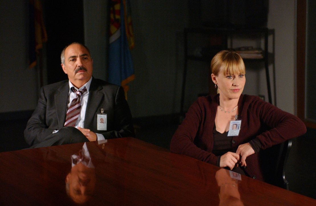 Allison (Patricia Arquette, r.) will dem Staatsanwalt Devalos (Miguel Sandoval, l.) helfen, der seit Tagen vom Pech verfolgt wird ... - Bildquelle: Paramount Network Television