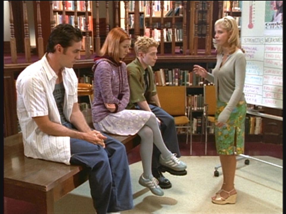 Als Wahlkampfhelfer versucht Buffy (Sarah Michelle Gellar, r.), ihre Freunde Xander (Nicholas Brendon, l.), Willow (Alyson Hannigan, 2.v.l.) und Oz... - Bildquelle: TM +   2000 Twentieth Century Fox Film Corporation. All Rights Reserved.