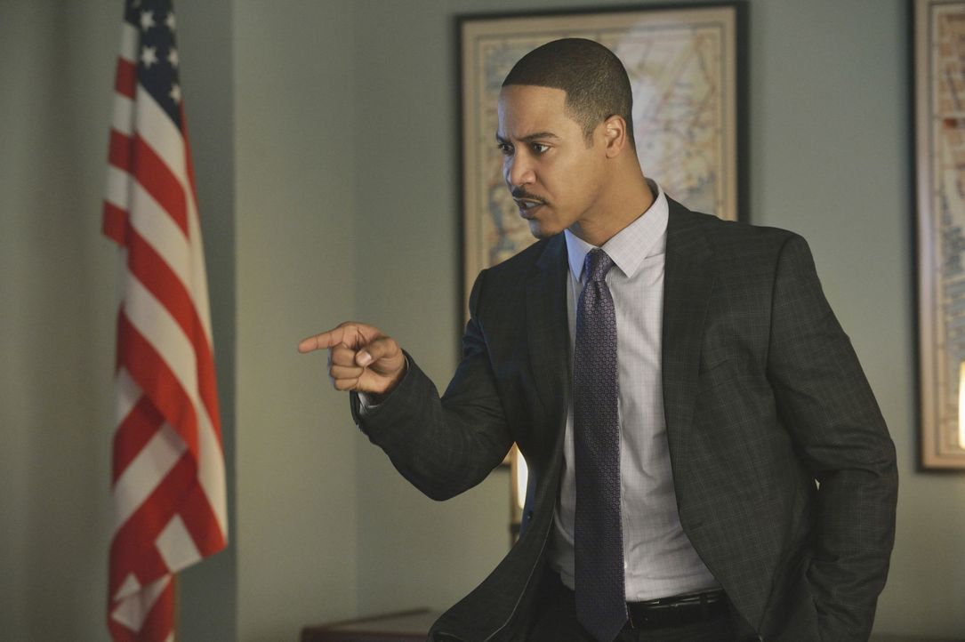 Er will den geheimnisvollen Rächer endlich zur Strecke bringen und zwar um jeden Preis: Joe (Brian White) - Bildquelle: Ben Mark Holzberg 2013 The CW Network, LLC. All rights reserved.