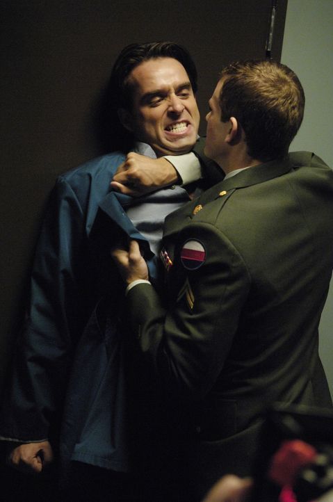 Zwischen Brandt (Bryce Johnson, r.) und Quentin (Bruno Campos, l.) kommt es zu einer harten Auseinandersetzung ... - Bildquelle: TM and   2005 Warner Bros. Entertainment Inc. All Rights Reserved.