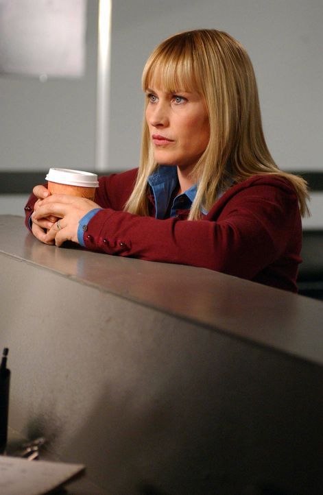 Allison (Patricia Arquette) macht sich große Sorgen, denn sie hat von einem Flugzeugabsturz geträumt ... - Bildquelle: Paramount Network Television