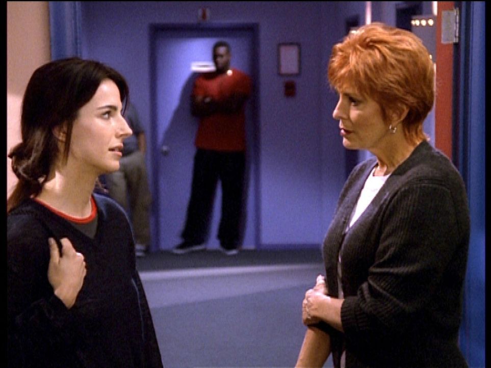 Madison Wesley (Joanna Cassidy, r.) stellt Lisa (Lisa Sheridan, l.), die wieder Rückfällig geworden ist, zur Rede ... - Bildquelle: Viacom