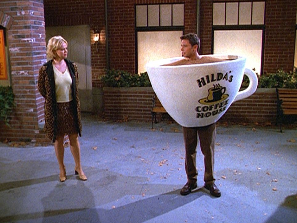 Hilda (Caroline Rhea, l.) hat Josh (David Lascher, r.) zu Werbezwecken als Kaffeetasse kostümiert. - Bildquelle: Paramount Pictures