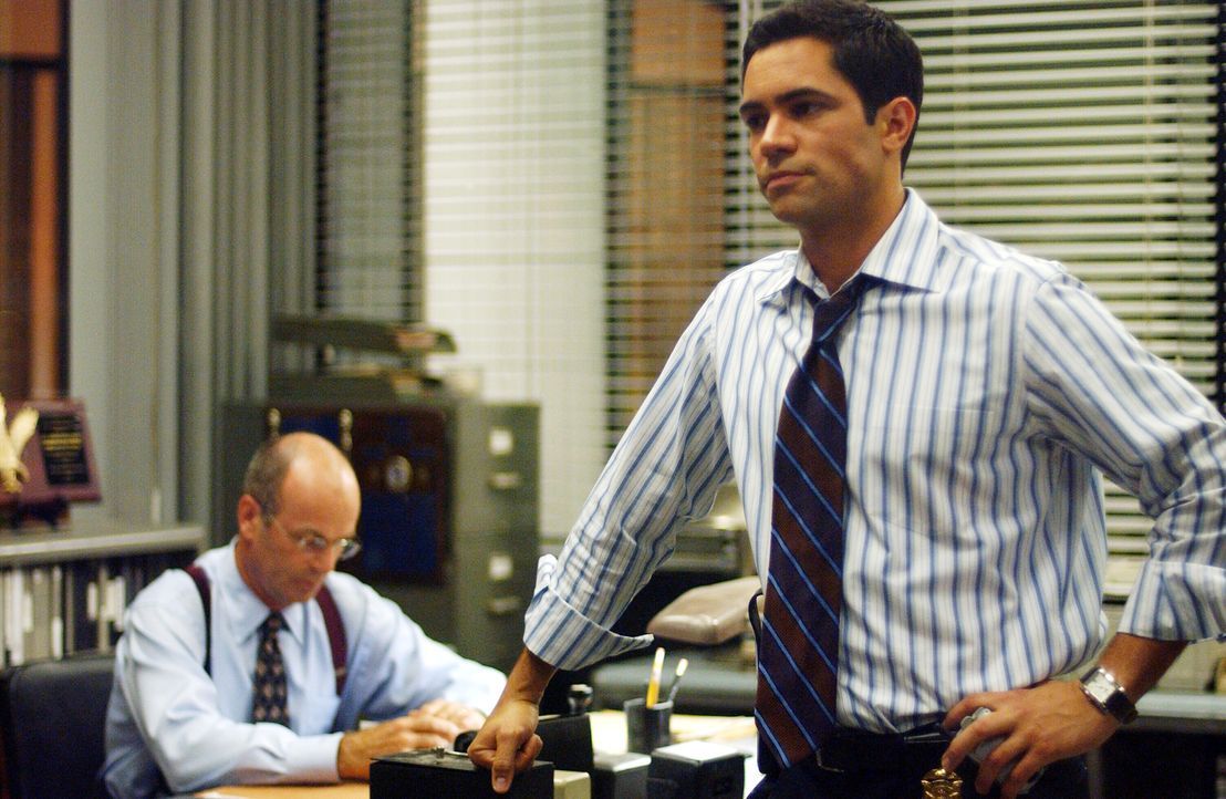 Immer tiefer werden John Stillman (John Finn, l.) und Scott Valens (Danny Pino, r.) in eine tragische Liebesgeschichte aus der Vergangenheit verwick... - Bildquelle: Warner Bros. Television