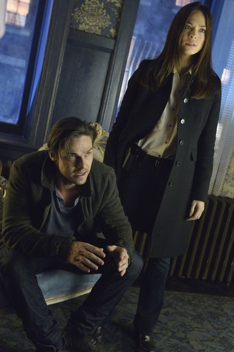 Cat (Kristin Kreuk, r.) und Vincent (Jay Ryan, l.) sind sich nicht sicher, ob sie Alex mit der Wahrheit über seine Vergangenheit trauen können ... - Bildquelle: 2013 The CW Network. All Rights Reserved.