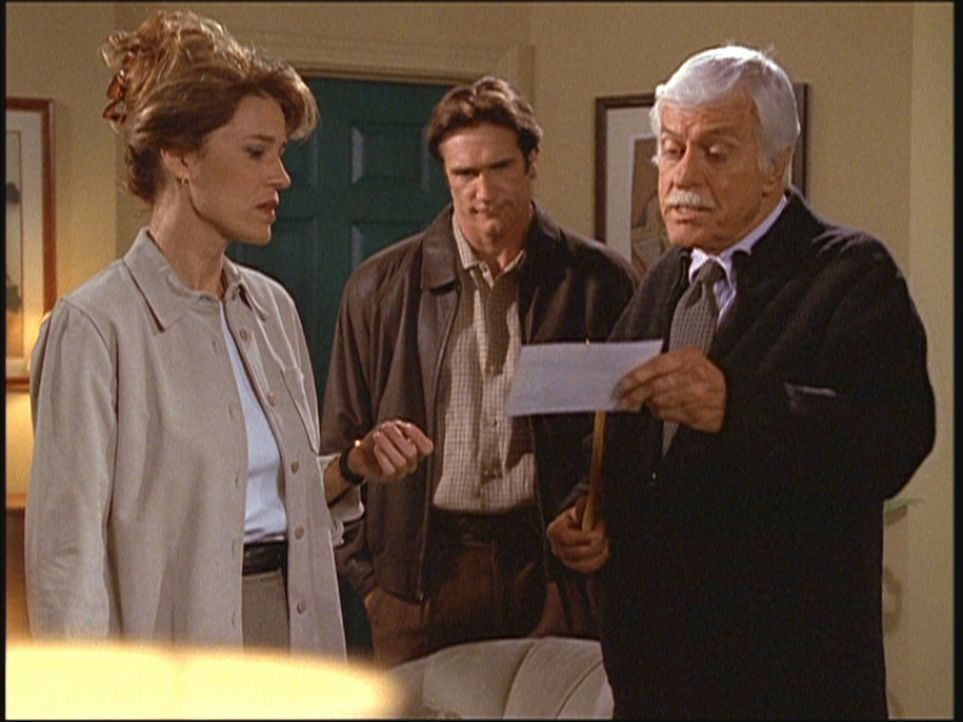 Mark (Dick Van Dyke, r.) und Steve (Barry Van Dyke, M.) präsentieren Caroline (l.) einen ungedeckten Scheck ihres verstorbenen Mannes. - Bildquelle: Viacom