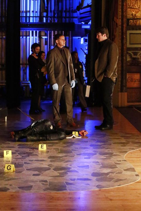 Nachdem ein Schauspieler ermordet wurde, finden Castle (Nathan Fillion, l.) und Detective Esposito (Jon Huertas, r.) heraus, dass der Star wohl mehr... - Bildquelle: Mitch Haaseth 2016 American Broadcasting Companies, Inc. All rights reserved. / Mitch Haaseth