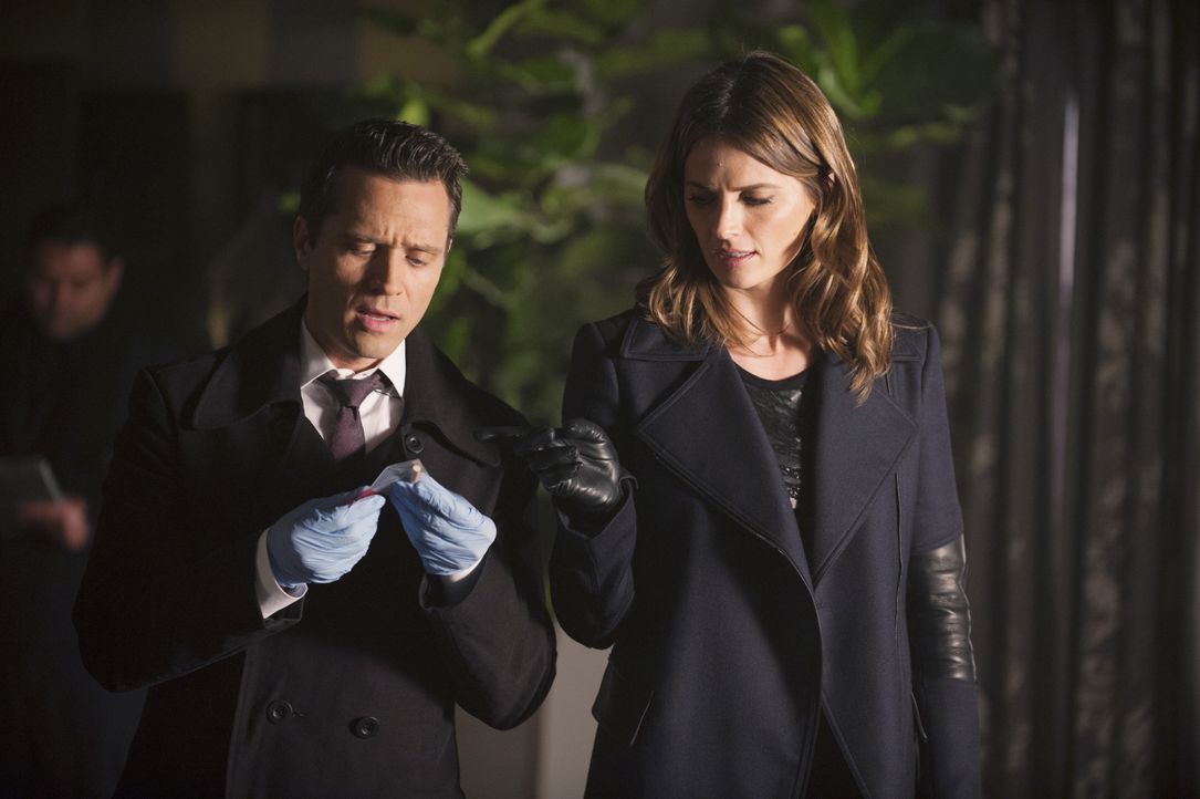 Versuchen, einen neuen Mordfall aufzuklären: Ryan (Seamus Dever, l.) und Beckett (Stana Katic, r.) ... - Bildquelle: ABC Studios
